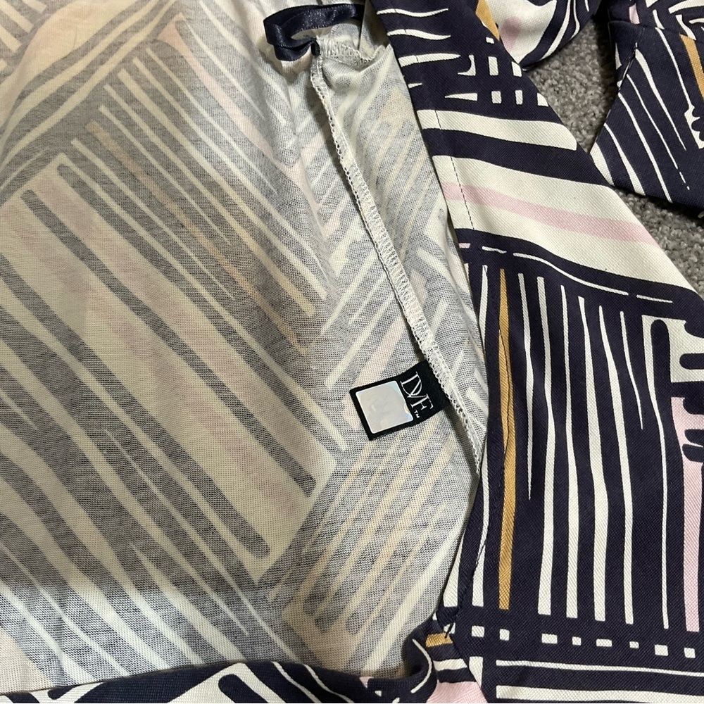 Diane Von Furstenberg Silk Wrap Dress Size 8 - Picture 13 of 14